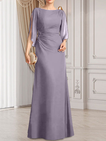 Robe fourreau/colonne longue en mousseline pour la mère de la mariée, ornée de perles plissées.