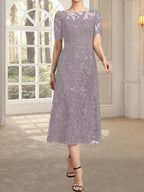 Vestido de novia de encaje con lentejuelas, corte en A, escote redondo ilusión y largo hasta la rodilla.