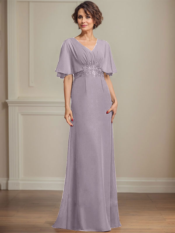 Robe de mariée longue en mousseline de soie, coupe trapèze, col en V, ornée d'appliques de sequins plissés et de dentelle.