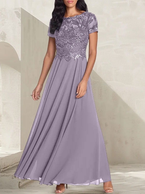 Vestido largo de corte A, color gris carbón, con escote redondo y detalles de pedrería, ideal para la madre de la novia.
