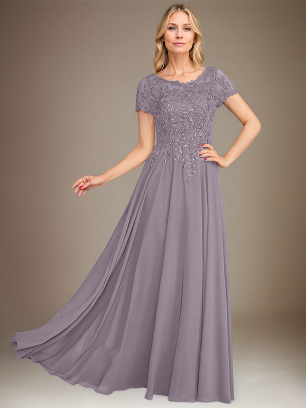 Robe de mariée longue en mousseline de soie, coupe trapèze, décolleté rond, ornée d'appliqués et de sequins, idéale pour la mère de la mariée. 