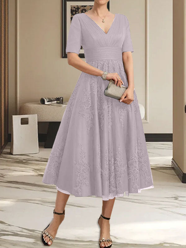Robe de mère de la mariée en tulle et dentelle, coupe trapèze, col en V, longueur thé, avec plis