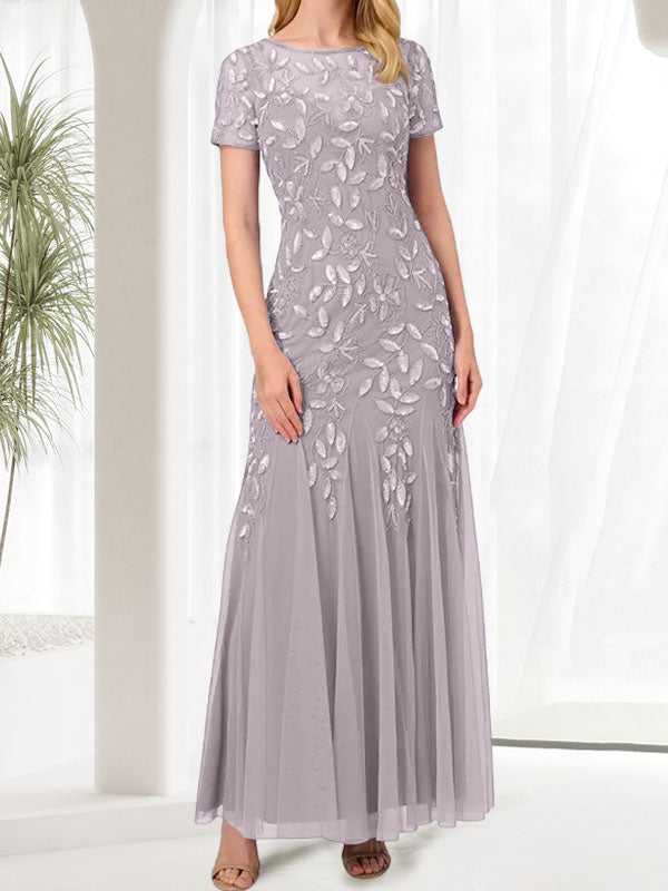 Robe longue bleue sirène à col rond ornée de perles, idéale pour la mère de la mariée