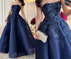 Precioso vestido de fiesta azul marino sin tirantes con apliques, corte en A, modelo Y8274