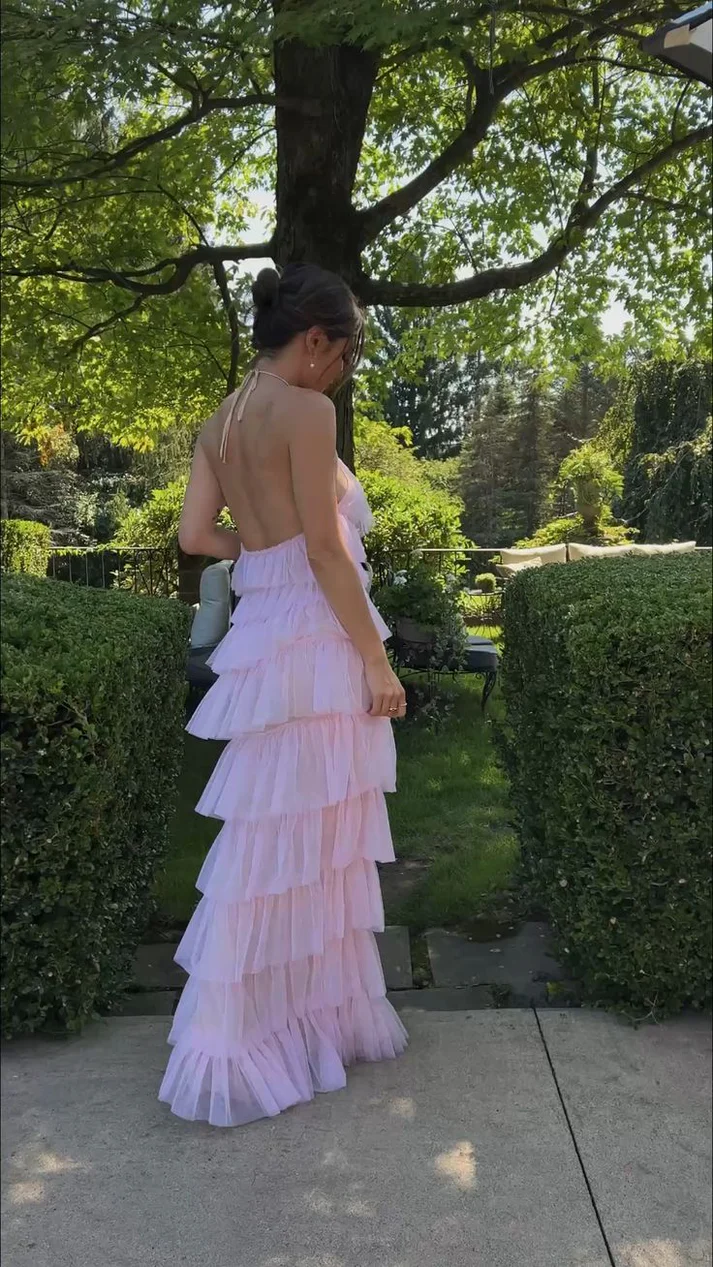 Vestido largo de noche rosa con escote halter y capas, elegante y formal, modelo Y1586