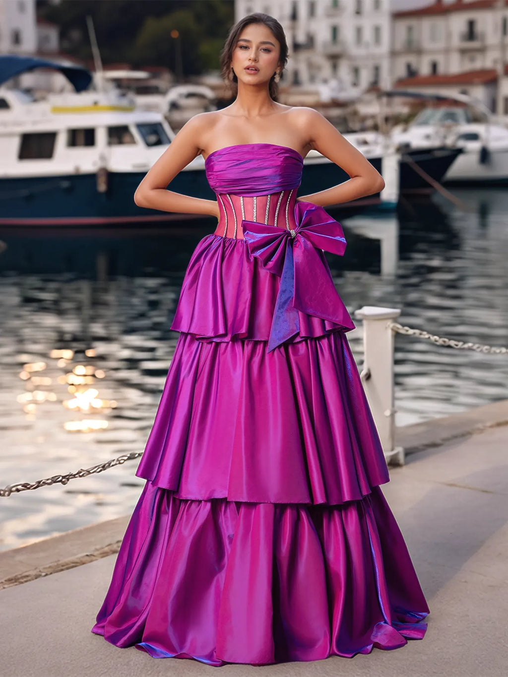 Robe de bal bustier transparent à nœud sur le devant, ornée de cristaux et sans bretelles, à volants étagés