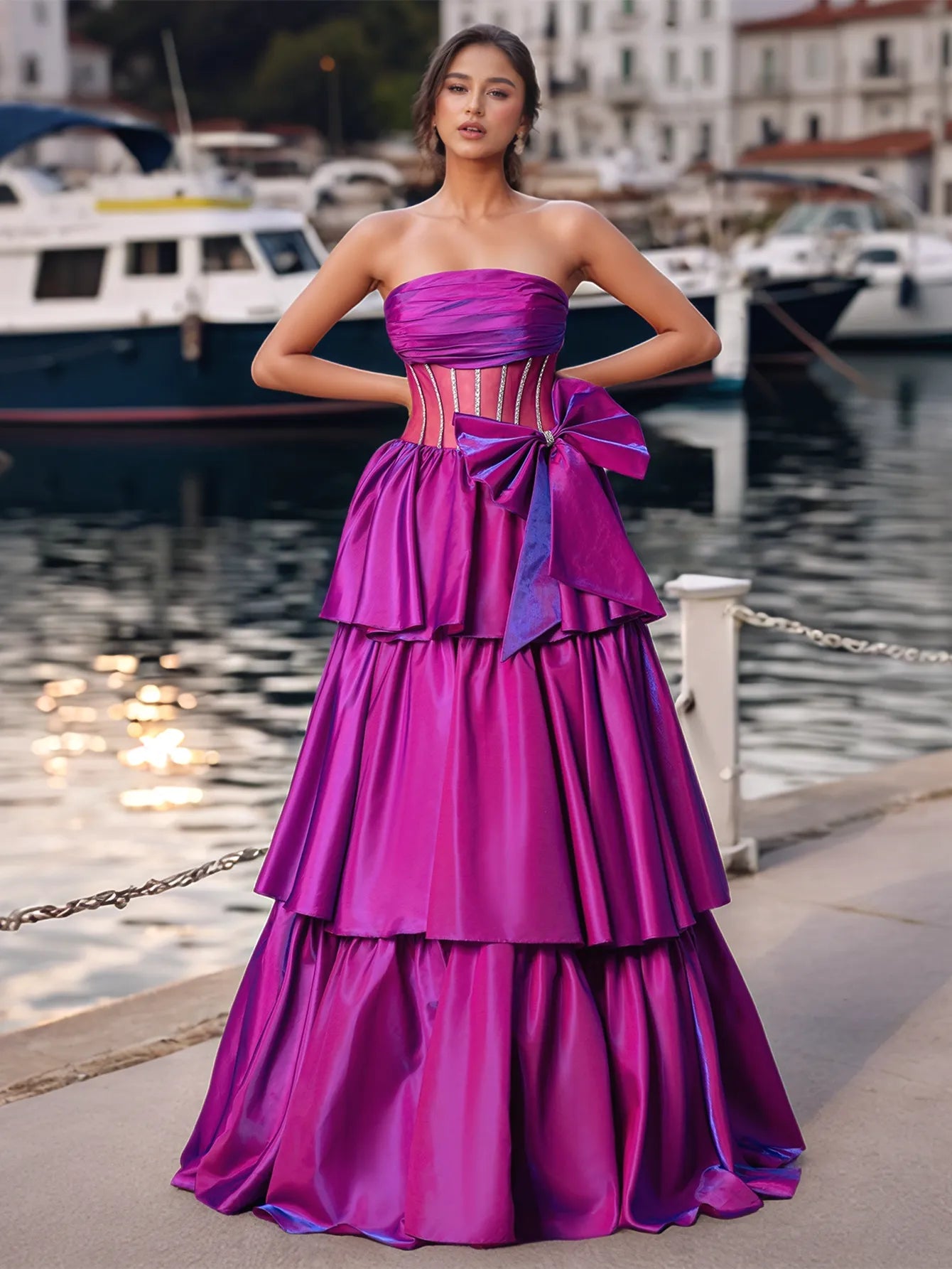 Robe de bal bustier transparent à nœud sur le devant, ornée de cristaux et sans bretelles, à volants étagés