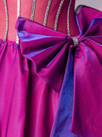 Vestido de fiesta con lazo al frente, corpiño transparente, cristales, sin tirantes, volantes y capas.