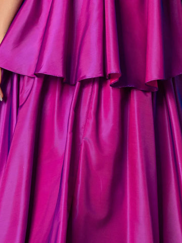 Vestido de fiesta con lazo al frente, corpiño transparente, cristales, sin tirantes, volantes y capas.