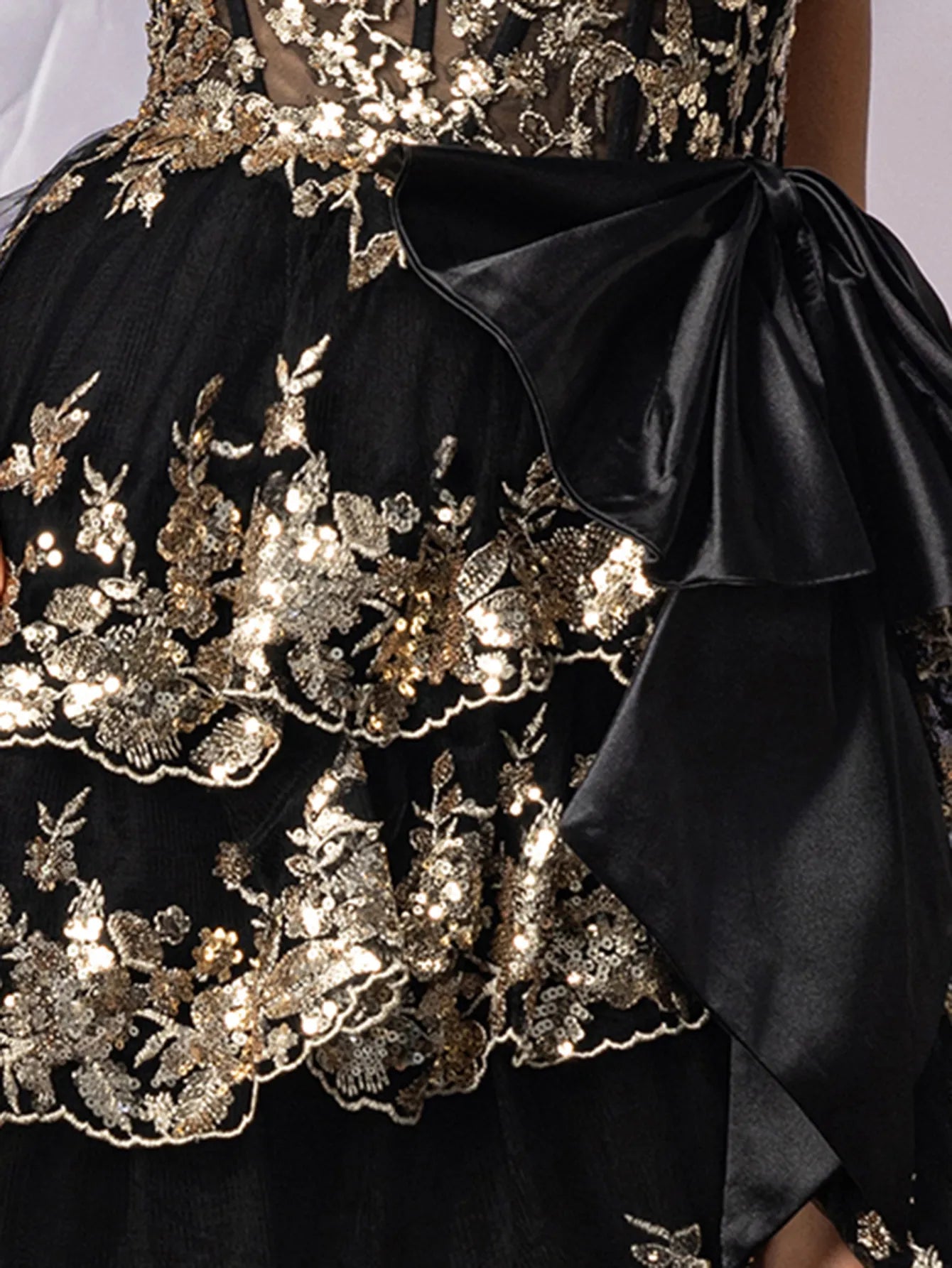 Robe de bal bustier à volants et dentelle scintillante, taille nouée en satin
