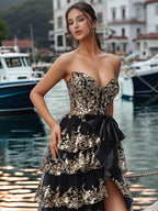 Robe de bal bustier à volants et dentelle scintillante, taille nouée en satin