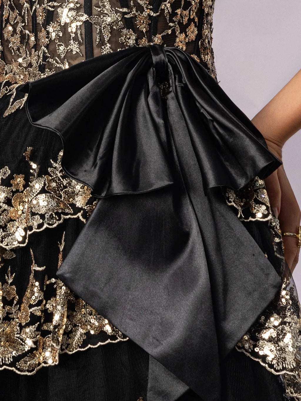 Robe de bal bustier à volants et dentelle scintillante, taille nouée en satin