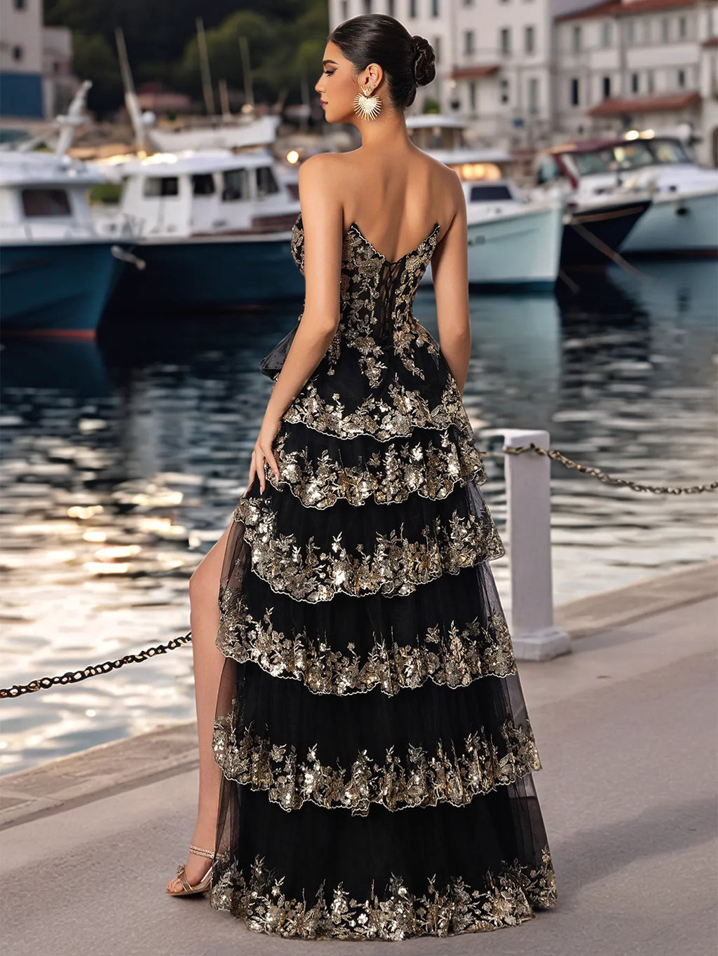 Robe de bal bustier à volants et dentelle scintillante, taille nouée en satin