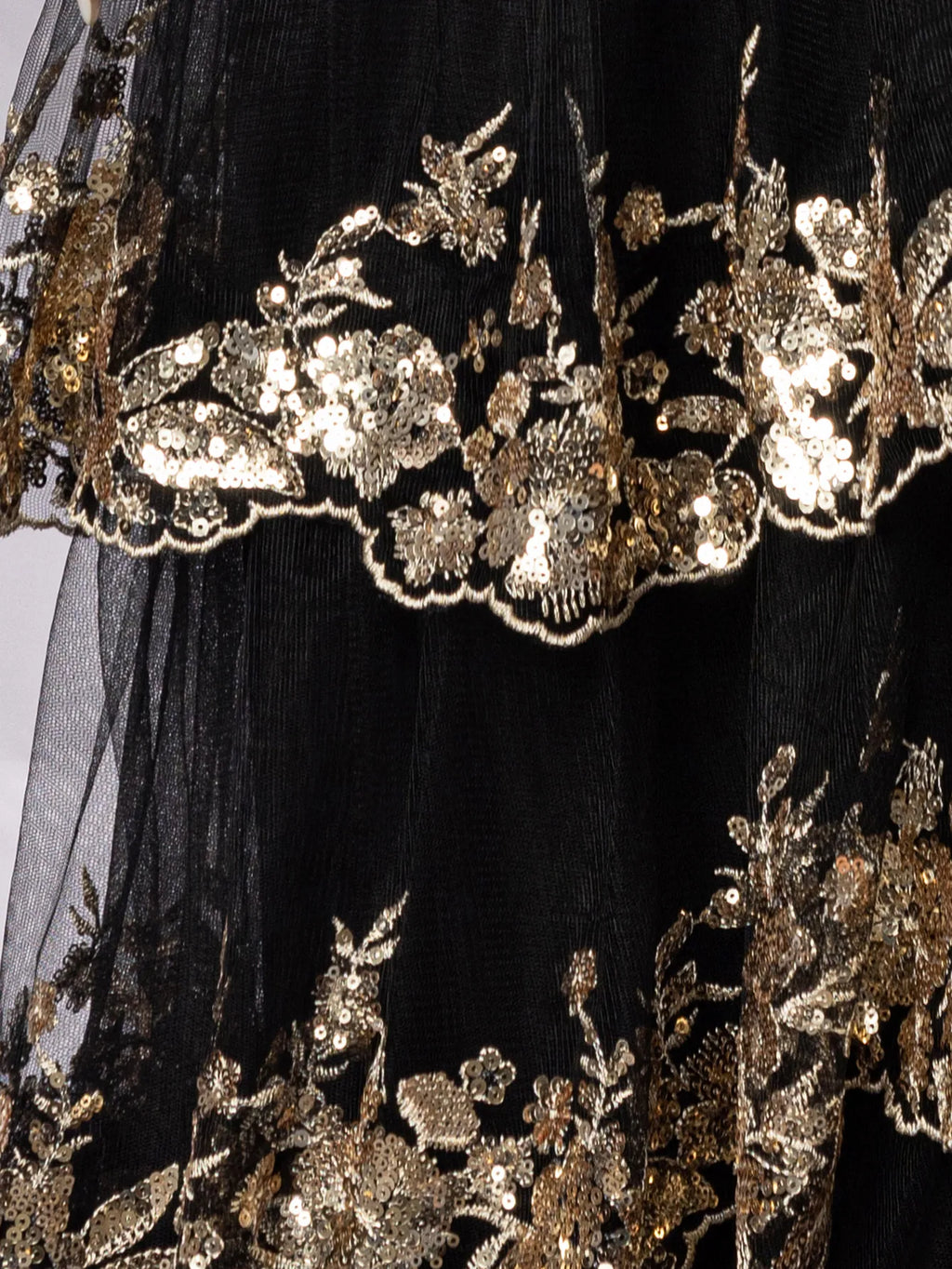 Robe de bal bustier à volants et dentelle scintillante, taille nouée en satin