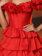 Robe de bal à épaules dénudées, à volants et fente