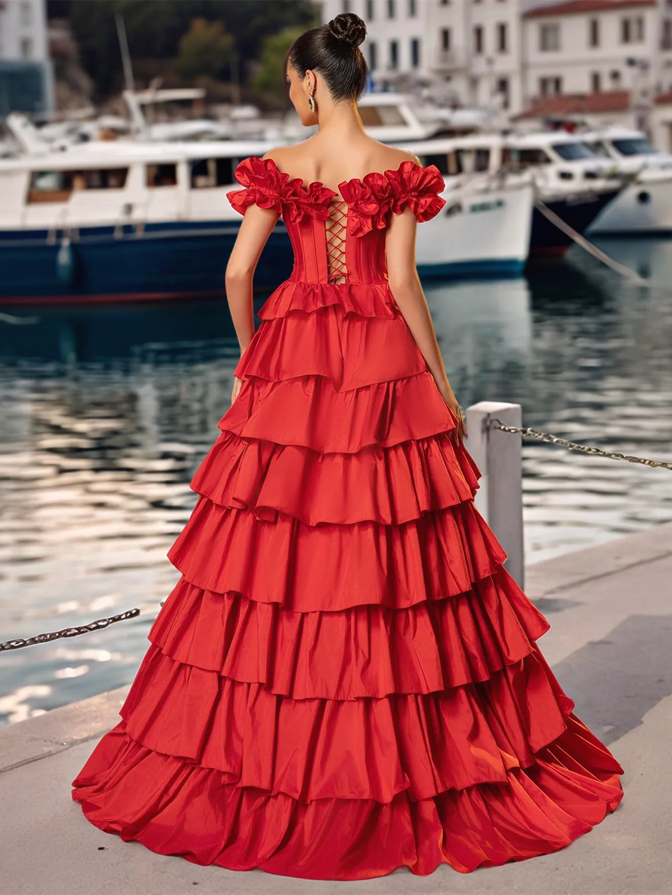 Robe de bal à épaules dénudées, à volants et fente