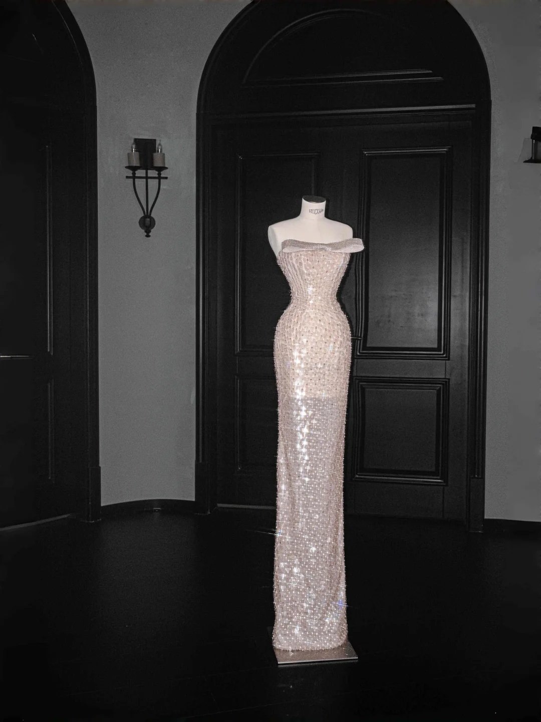 Precioso vestido largo de noche de corte sirena, de tul color champán, con lentejuelas y cuentas, modelo Y8658