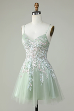 Vestido de fiesta color verde salvia con tirantes finos y espalda cruzada Y2925