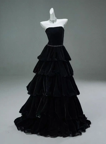 Elegante vestido de noche negro de corte A con capas, vestido de noche negro sin tirantes Y4378