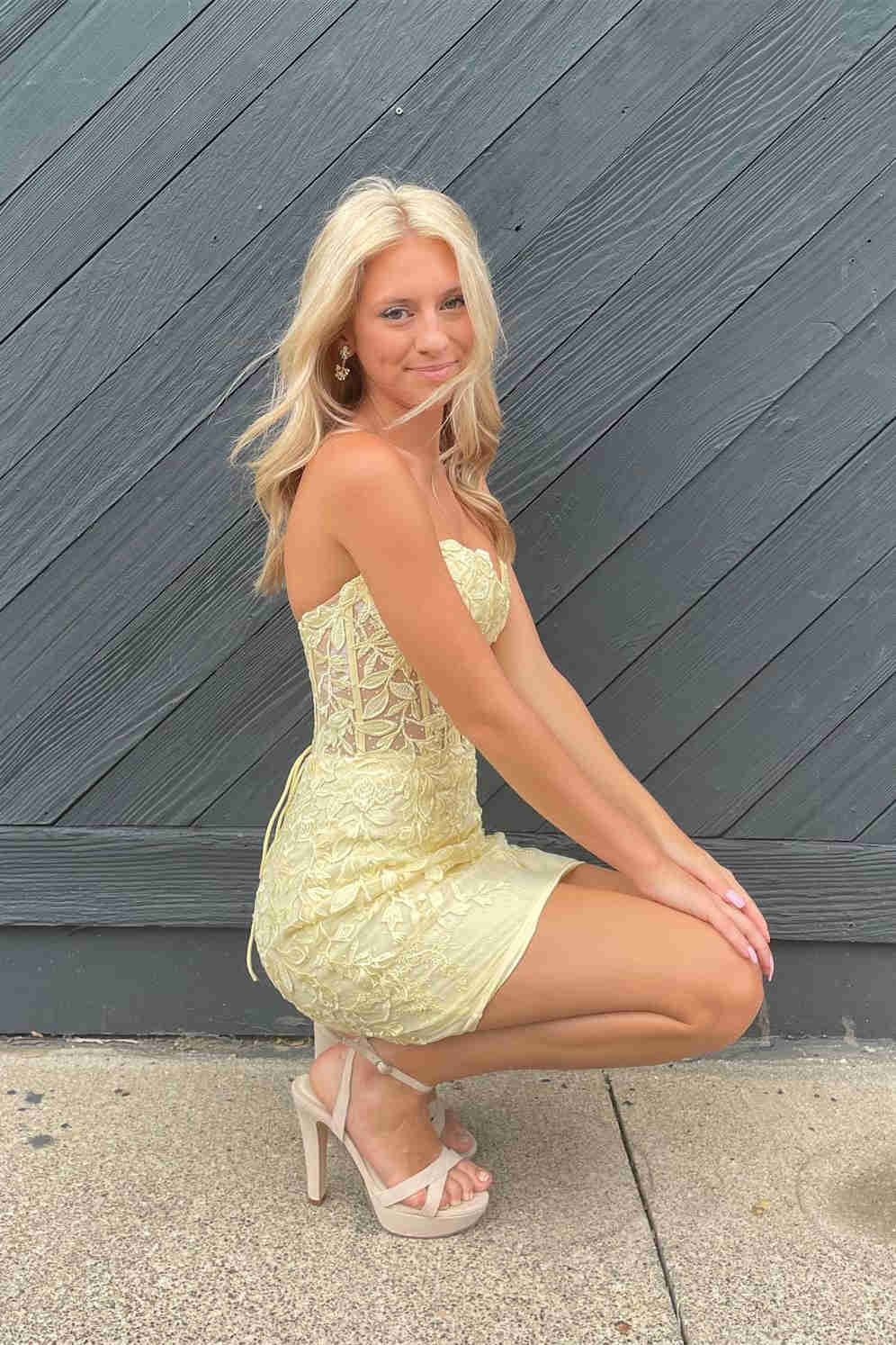 Vestido de fiesta sin tirantes con apliques y cordones Y2490