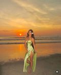 Robe de soirée longue en satin vert clair fendu, modèle Y8149