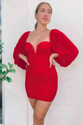 Vestido corto de fiesta rojo ajustado con escote corazón y mangas abullonadas, vestido rojo para baile de bienvenida Y2883