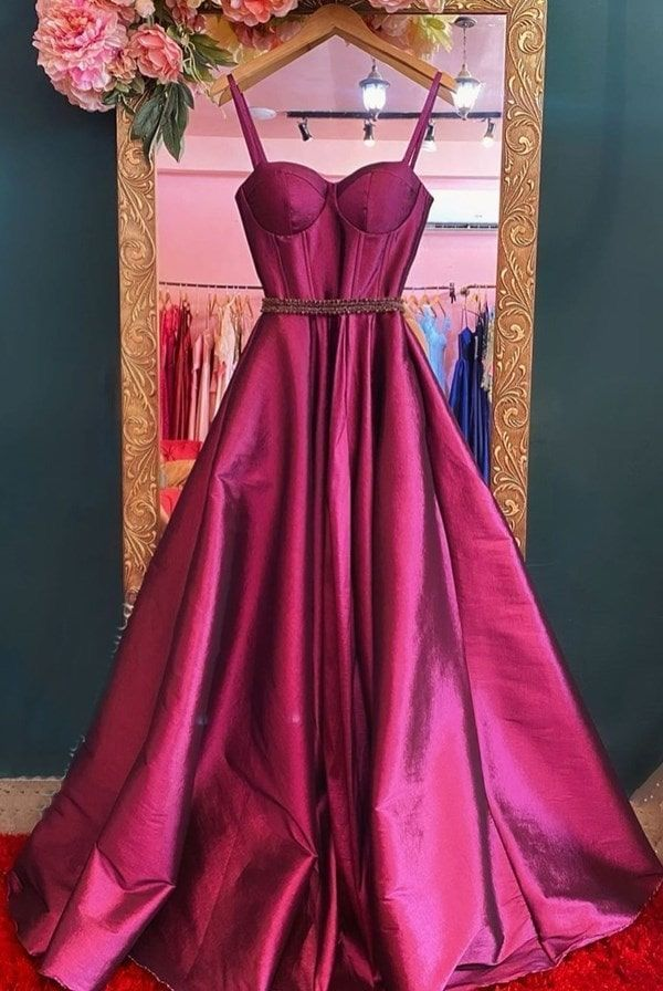 Vestido largo de fiesta de satén con tirantes y corte en A Y5016