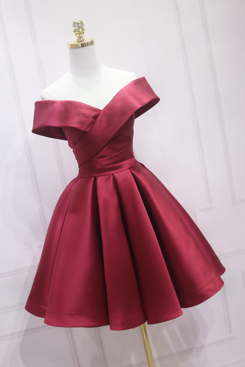 Robe de bal bordeaux à épaules dénudées s02