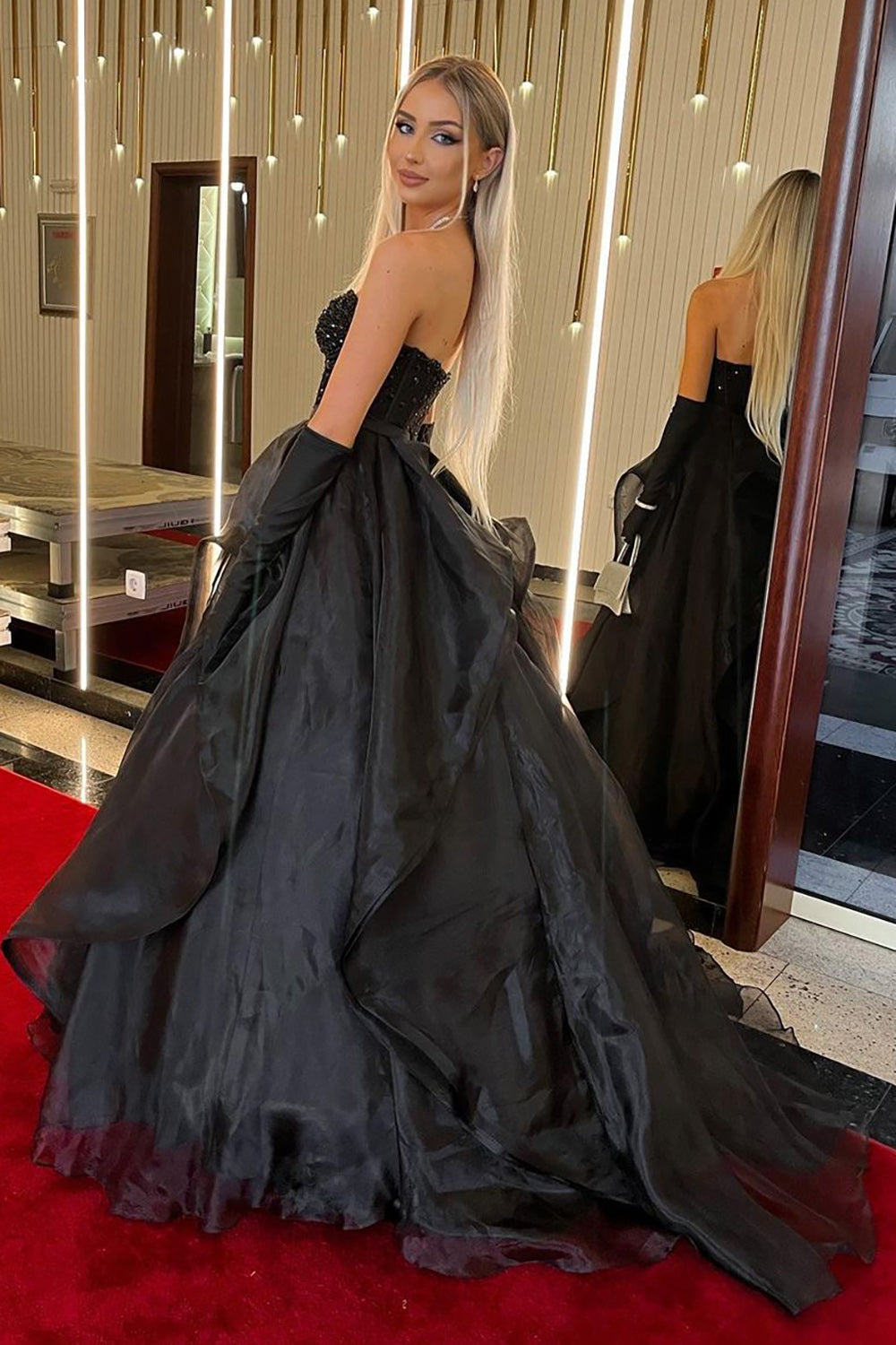 Vestido largo de fiesta negro de corte A con escote corazón y pedrería