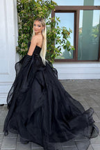 Vestido largo de fiesta negro de corte A con escote corazón y pedrería