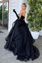 Vestido largo de fiesta negro de corte A con escote corazón y pedrería