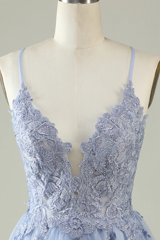 Robe de bal courte lilas clair à fines bretelles et coupe trapèze, ornée d'appliqués Y2671