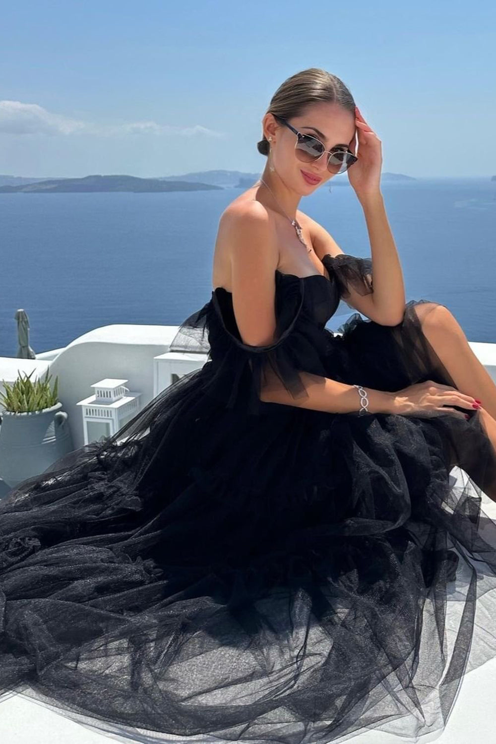 Vestido de fiesta de tul con volantes y corsé de corte en A