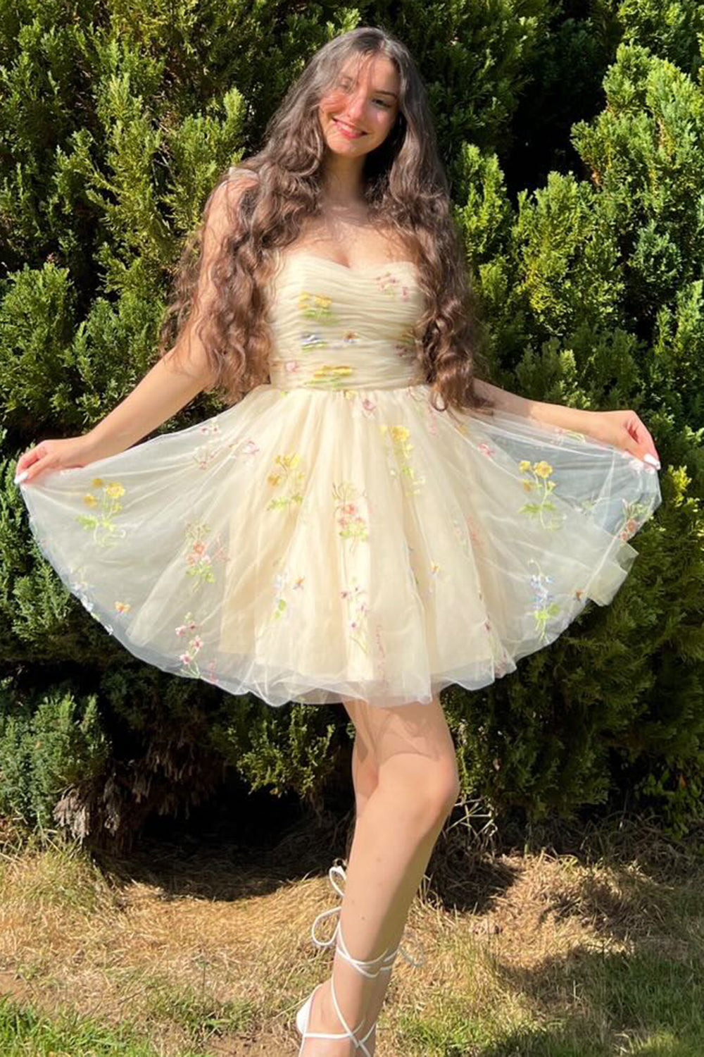 Vestido corto de fiesta con bordado floral de corte A