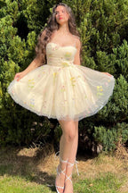 Vestido corto de fiesta con bordado floral de corte A
