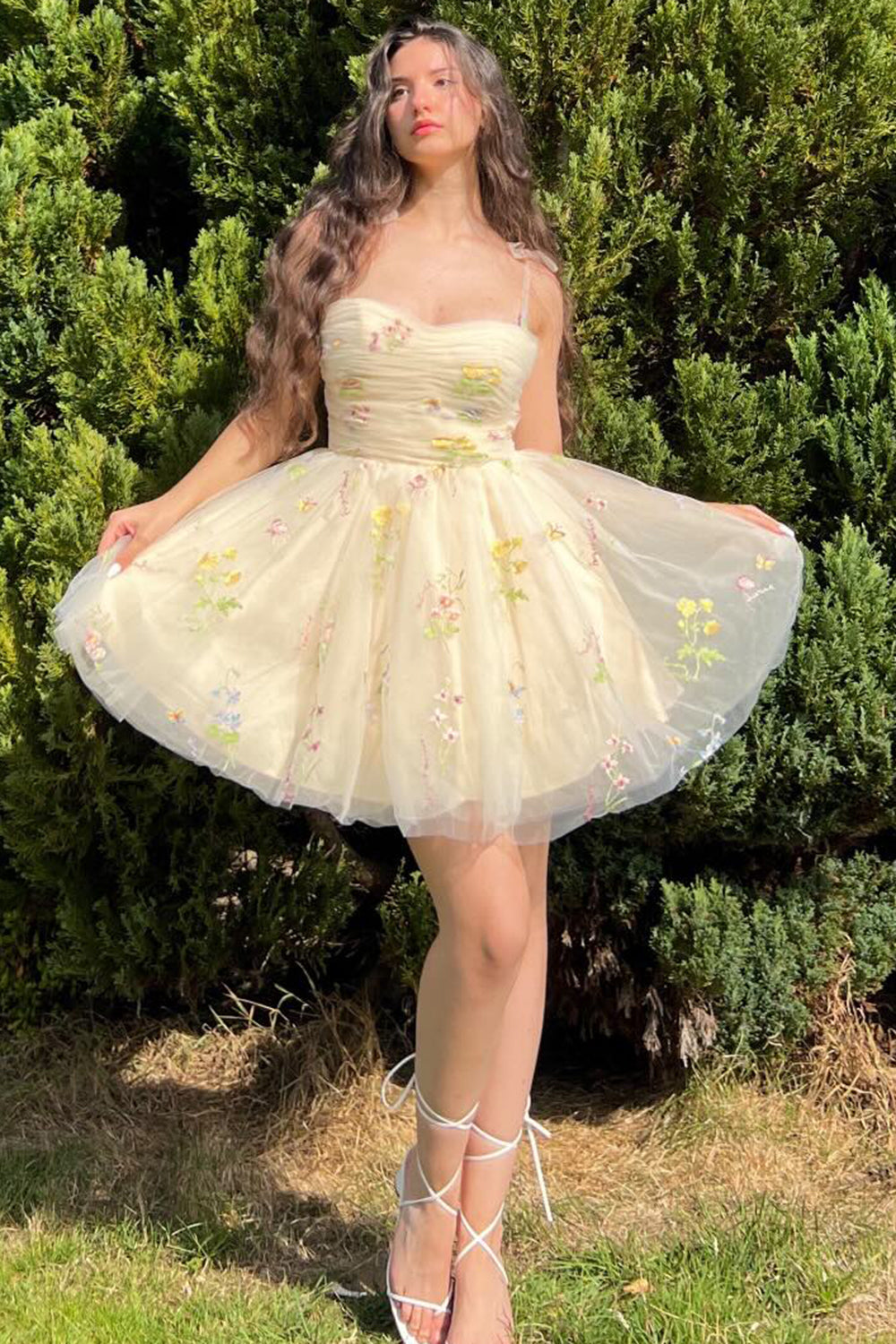 Vestido corto de fiesta con bordado floral de corte A
