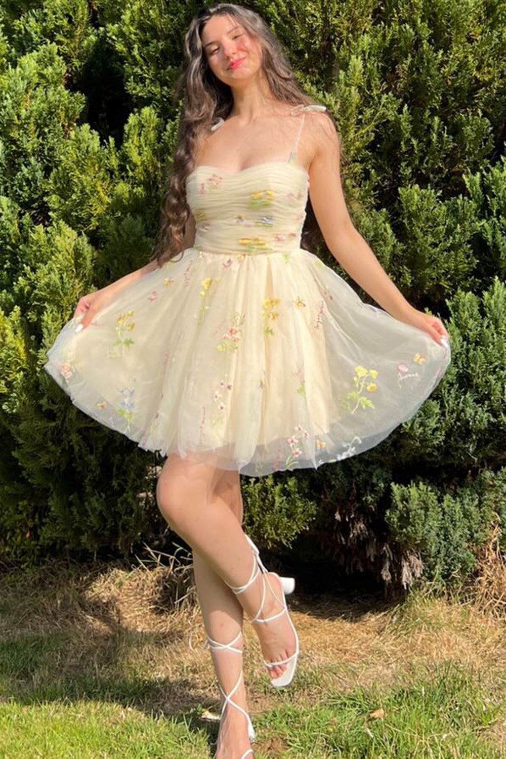 Vestido corto de fiesta con bordado floral de corte A