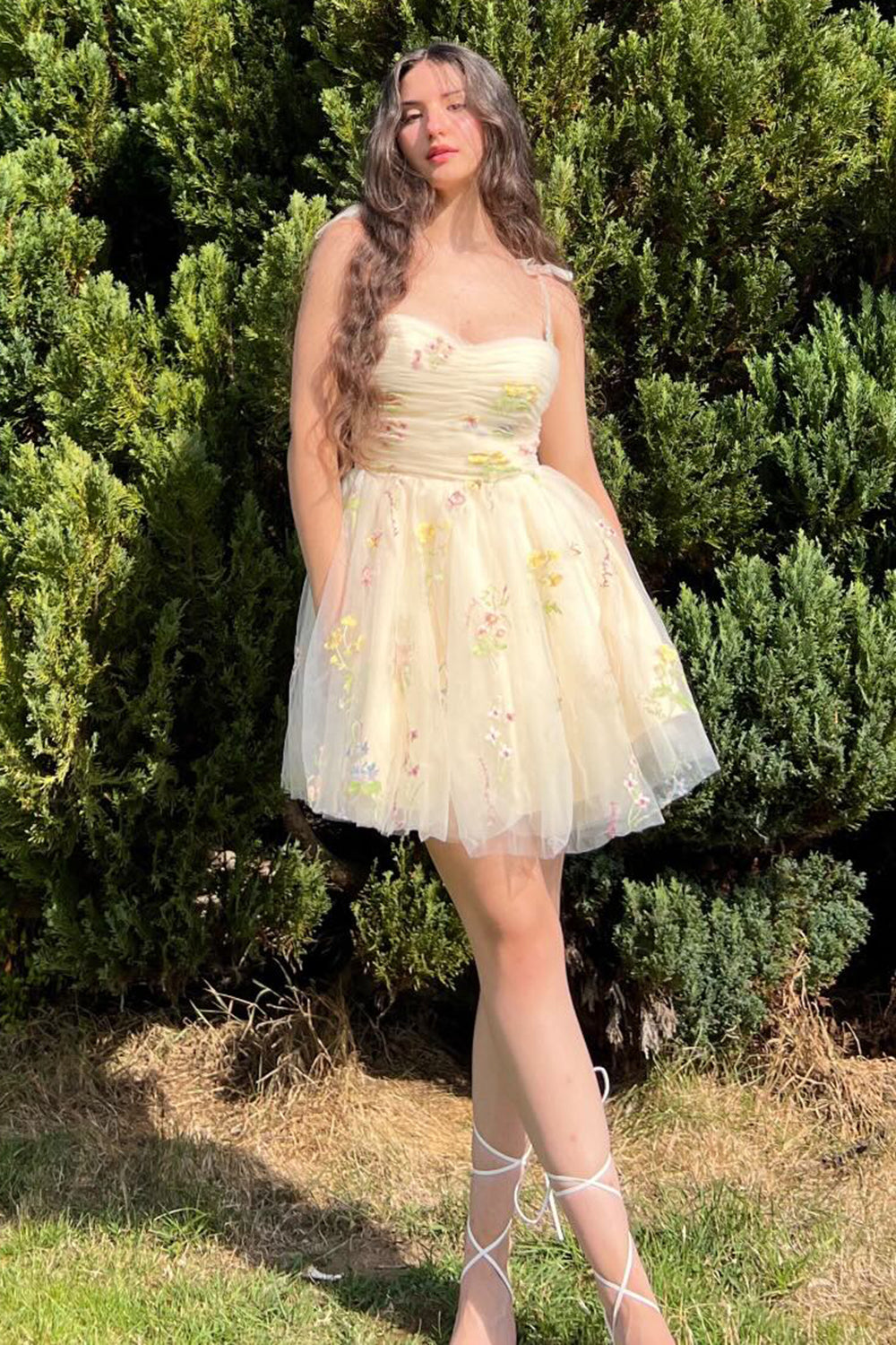 Vestido corto de fiesta con bordado floral de corte A