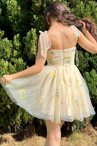Robe de bal courte trapèze à broderies florales