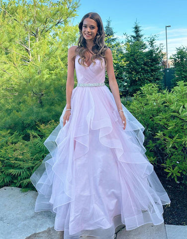 Robe de bal trapèze en tulle à volants, col en V et ceinture
