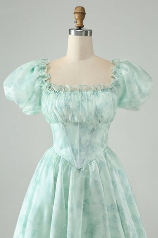 Robe courte de bal vert clair à col carré et imprimé floral, coupe trapèze et volants