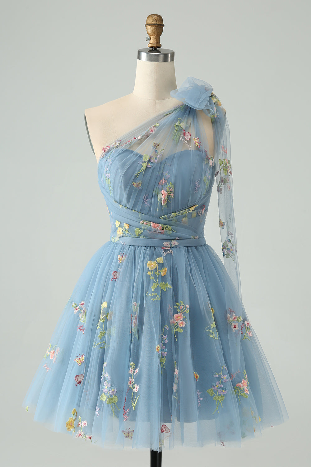 Vestido de fiesta de corte A, un solo hombro, de tul gris azulado con bordado floral.