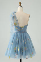 Robe de bal asymétrique gris-bleu en tulle, coupe trapèze, ornée de broderies florales et d'une épaule dénudée. Broderie florale.