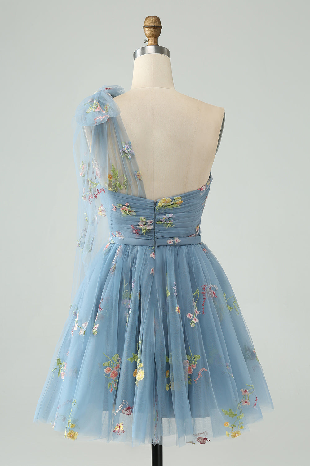 Vestido de fiesta de corte A, un solo hombro, de tul gris azulado con bordado floral.
