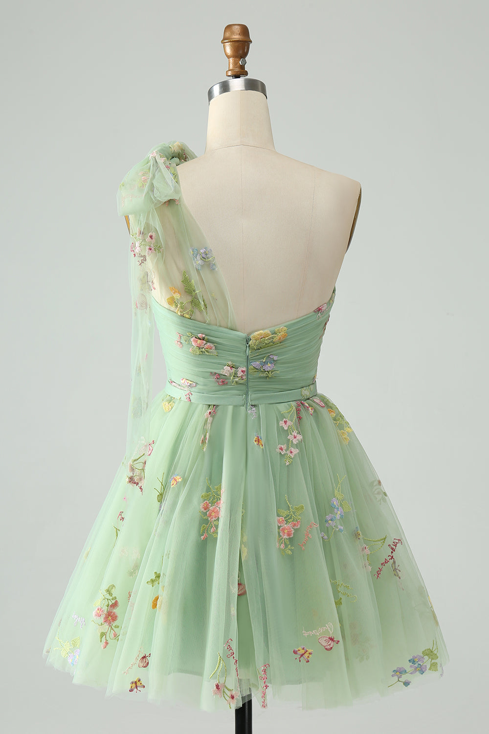 Robe de bal asymétrique gris-bleu en tulle, coupe trapèze, ornée de broderies florales et d'une épaule dénudée. Broderie florale.