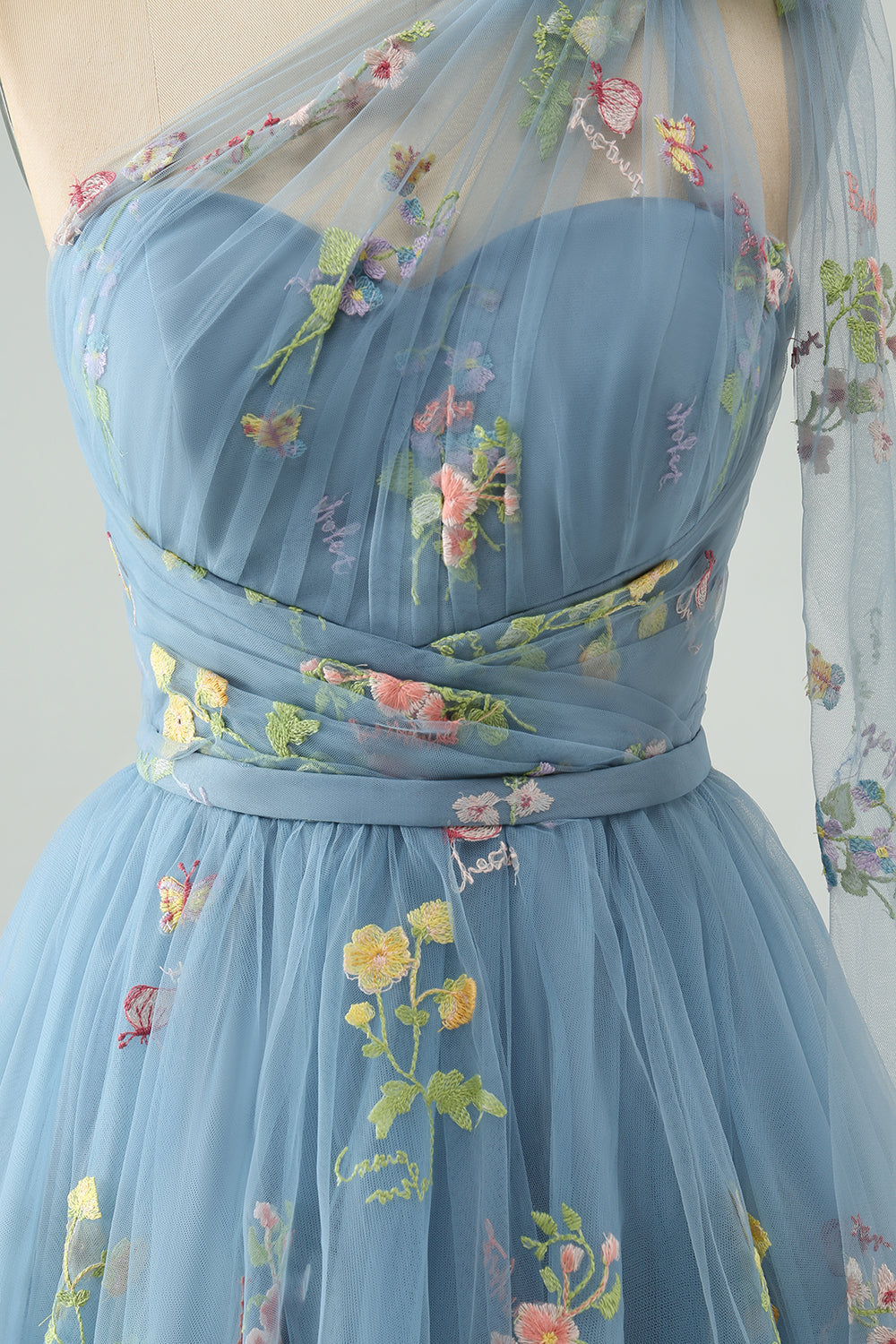 Vestido de fiesta de corte A, un solo hombro, de tul gris azulado con bordado floral.