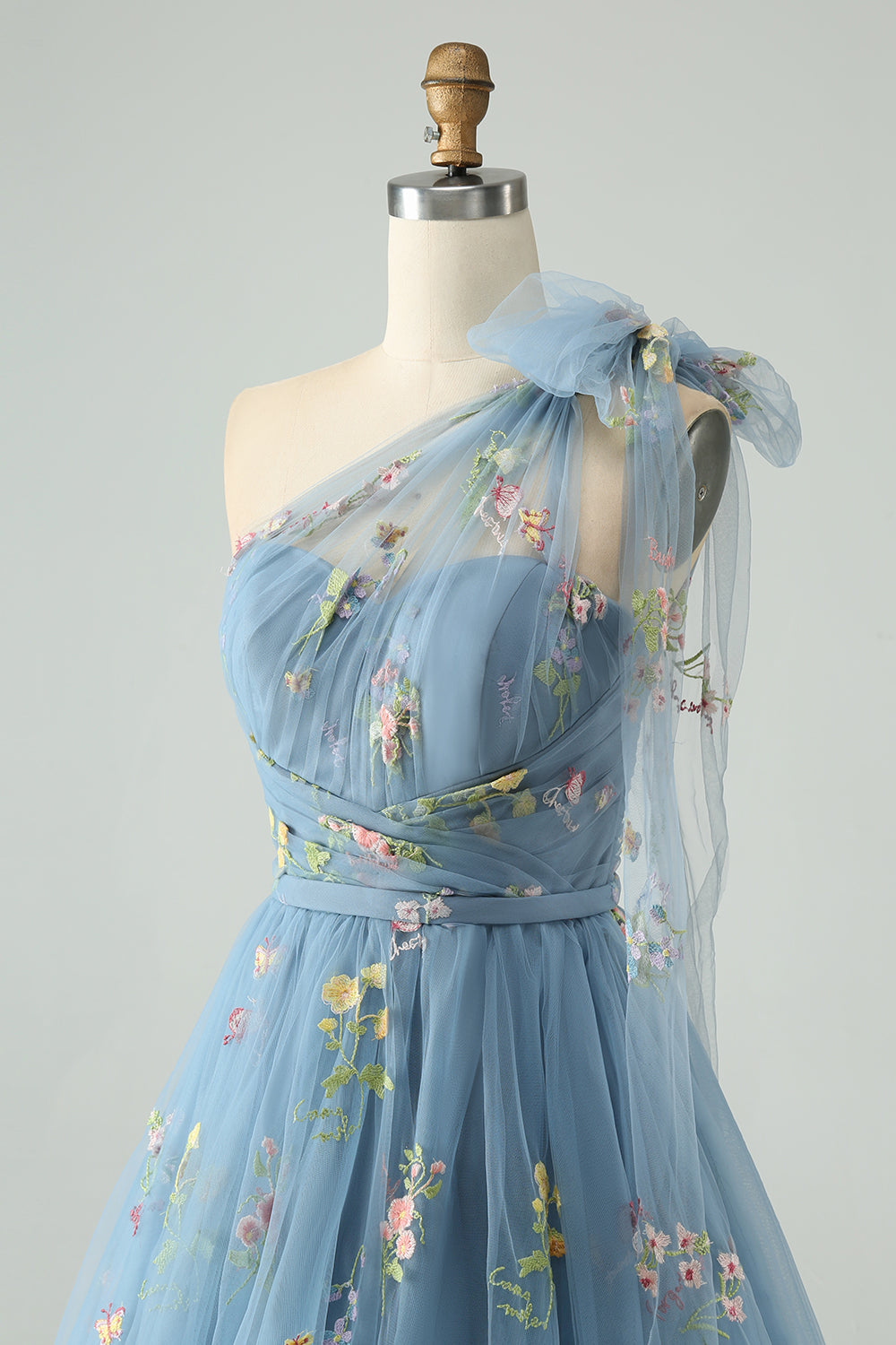 Vestido de fiesta de corte A, un solo hombro, de tul gris azulado con bordado floral.