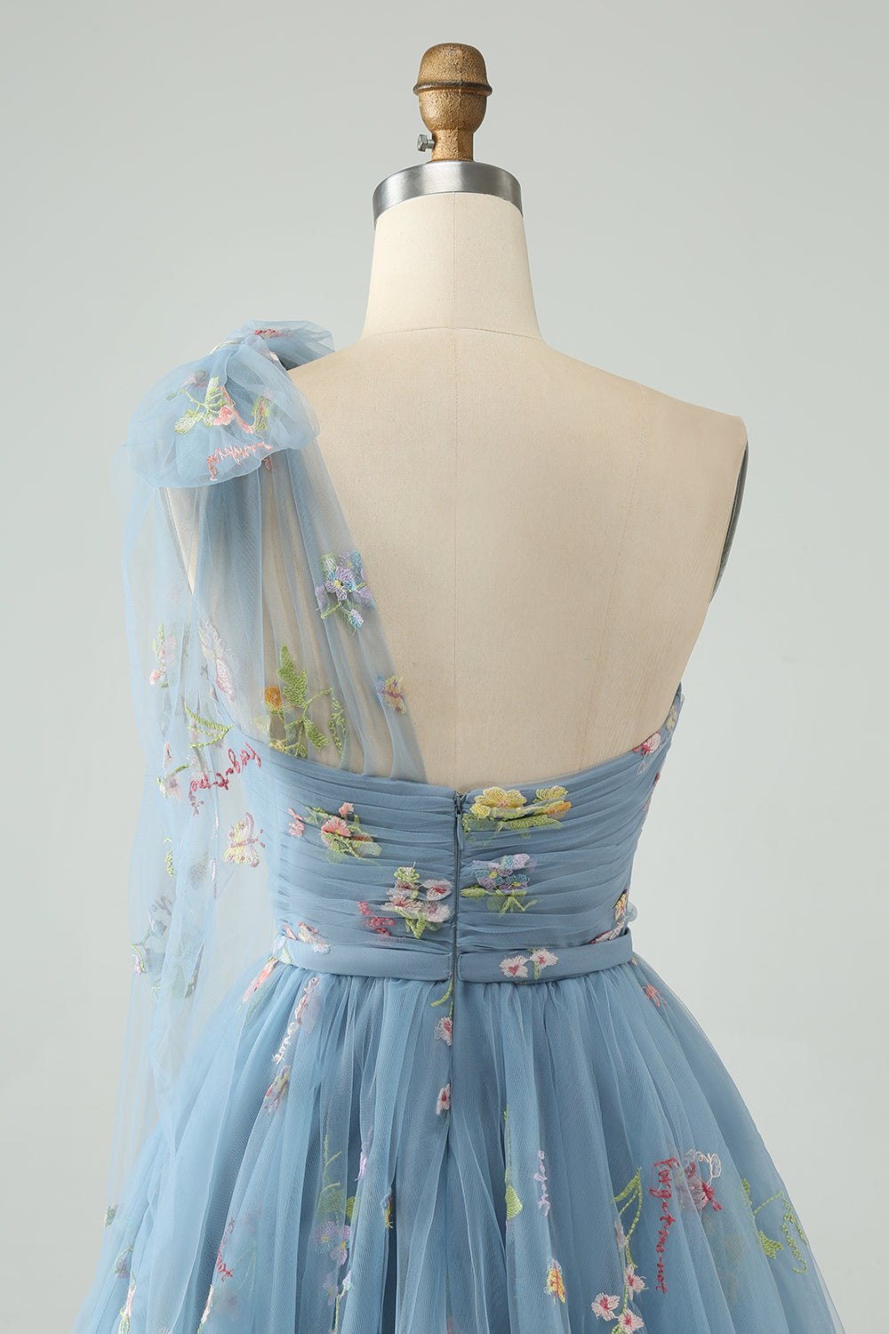 Vestido de fiesta de corte A, un solo hombro, de tul gris azulado con bordado floral.