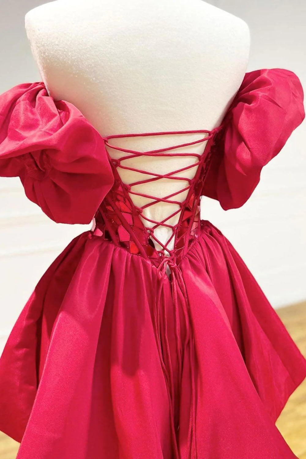 Vestido corto de fiesta con hombros descubiertos