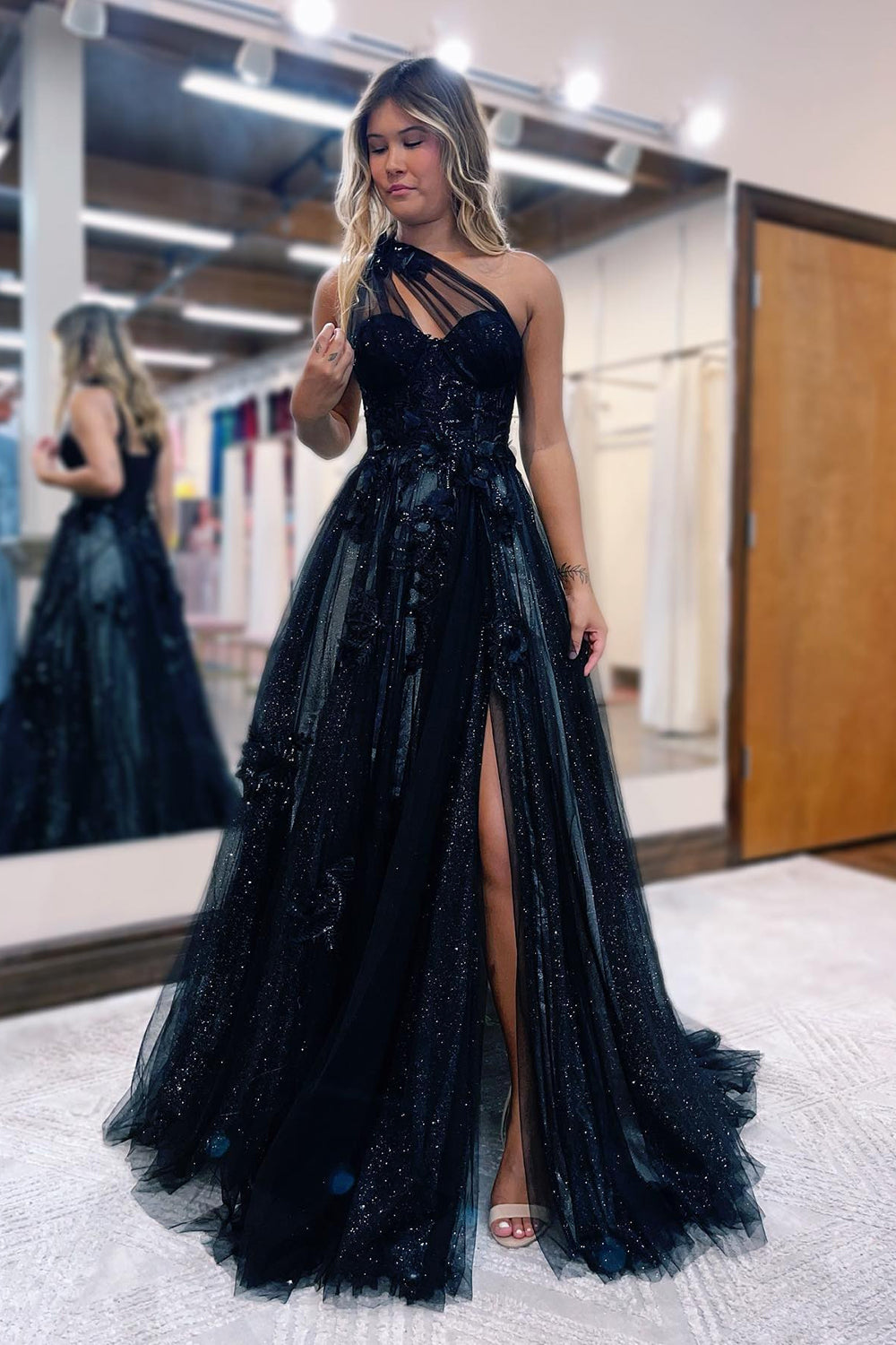 Vestido largo de fiesta negro de corte A con un solo hombro y apliques